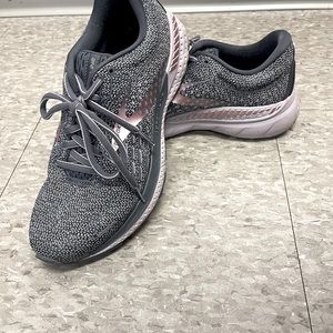 Like new Brooks adrenaline 21 size 8.5 medium. Worn about five times!